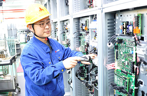 他2008年大学毕业后加入上海三菱，作为车间一名班组长，保障日常流水线顺畅运行，完成了多个新产品的试制工作。