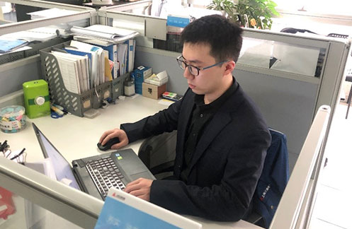 他26岁，2017年进入公司，现在是分公司销售经理。他刻苦勤奋、认真踏实，逐渐成为中坚骨干，曾获得“销售冠军”、“优秀员工”等荣誉。